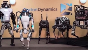 Tỷ phú công nghệ Elon Musk gây bất ngờ với vụ điệu robot Tỷ phú công nghệ Elon Musk gây bất ngờ với vụ điệu robot