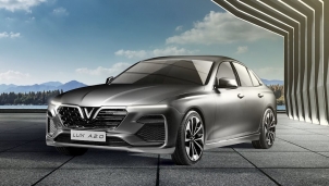 Tỷ phú Phạm Nhật Vượng tặng ô tô VinFast Lux A trị giá 1,35 tỷ đồng cho HLV Mai Đức Chung