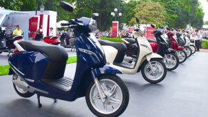 VinFast "chơi lớn" miễn phí 12 tháng thuê pin xe máy điện cho 2020 khách hàng VinFast "chơi lớn" miễn phí 12 tháng thuê pin xe máy điện cho 2020 khách hàng