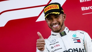 Vô địch F1, Lewis Hamilton thử cảm giác lái siêu mô tô Yamaha YZR-M1 của Valentino Rossi