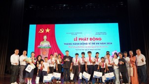  100 học sinh có hoàn cảnh khó khăn tại Huế nhận học bổng từ Home Credit