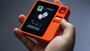 CES 2024 'cháy hàng' thiết bị AI cầm tay Rabbit R1 