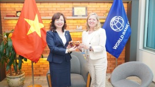 Chủ tịch UBCKNN làm việc với Giám đốc quốc gia của Ngân hàng thế giới