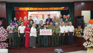 Tiếp nhận 'Hồ sơ Chứng tích Chiến tranh Việt Nam' và tặng Di ảnh cho các gia đình liệt sỹ