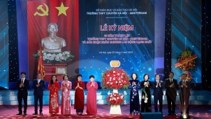 Trường THPT chuyên Hà Nội-Amsterdam đón nhận Huân chương Lao động hạng Nhất