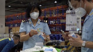 Bắt giữ hàng trăm hộp thuốc và kit test nhanh Covid-19 nhập khẩu trái phép Bắt giữ hàng trăm hộp thuốc và kit test nhanh Covid-19 nhập khẩu trái phép