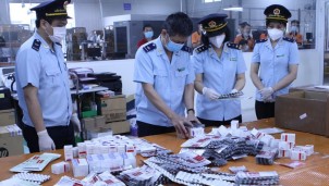 Bắt giữ hơn 60 nghìn viên thuốc điều trị Covid-19 nhập lậu Bắt giữ hơn 60 nghìn viên thuốc điều trị Covid-19 nhập lậu