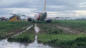 Máy bay VJ trượt khỏi đường băng khi hạ cánh: Do thời tiết xấu? Máy bay VJ trượt khỏi đường băng khi hạ cánh: Do thời tiết xấu?