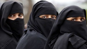 Tại sao một số nền văn hóa yêu cầu phụ nữ đeo mạng che mặt? Tại sao một số nền văn hóa yêu cầu phụ nữ đeo mạng che mặt?