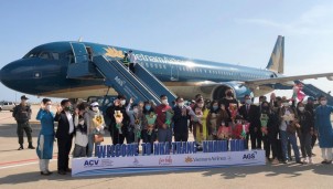 Tỉnh Khánh Hòa và Vietnam Airlines chào đón du khách đầu tiên của năm Nhâm Dần 2022 Tỉnh Khánh Hòa và Vietnam Airlines chào đón du khách đầu tiên của năm Nhâm Dần 2022