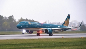 Vietnam Airlines điều chỉnh thời gian hàng loạt chuyến bay trong ngày 27/10 để tránh bão số 9 Vietnam Airlines điều chỉnh thời gian hàng loạt chuyến bay trong ngày 27/10 để tránh bão số 9