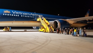 Vietnam Airlines đưa 300 công dân Việt Nam về nước từ khu vực Trung Đông Vietnam Airlines đưa 300 công dân Việt Nam về nước từ khu vực Trung Đông