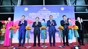 Chuyến bay lịch sử của Vietnam Airlines trên đường bay thẳng thương mại thường lệ đầu tiên đến Mỹ Chuyến bay lịch sử của Vietnam Airlines trên đường bay thẳng thương mại thường lệ đầu tiên đến Mỹ