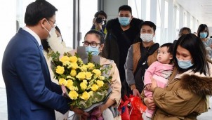 Vietnam Airlines thực hiện thành công chuyến bay đầu tiên đón công dân ở Ukraine về nước Vietnam Airlines thực hiện thành công chuyến bay đầu tiên đón công dân ở Ukraine về nước