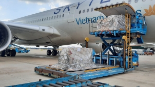 Vietnam Airlines đã vận chuyển bộ xét nghiệm nhanh Covid-19 do Đức trao tặng về đến Việt Nam