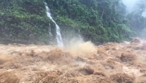 Đêm 16/4 khu vực Bắc Bộ và Bắc Trung Bộ có nơi mưa rất to