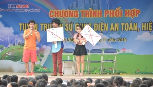 NSND Xuân Bắc tuyên truyền sử dụng điện tại trường Tiểu học Nguyễn Du NSND Xuân Bắc tuyên truyền sử dụng điện tại trường Tiểu học Nguyễn Du
