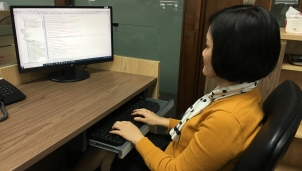Nữ kỹ sư ngành Điện say mê test Nữ kỹ sư ngành Điện say mê test