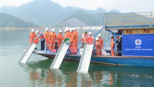Thả cá giống tái tạo nguồn lợi thủy sản trên lòng hồ thủy điện Tuyên Quang Thả cá giống tái tạo nguồn lợi thủy sản trên lòng hồ thủy điện Tuyên Quang