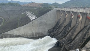 Tiếp tục mở cửa xả đáy thủy điện Sơn La và thủy điện Hòa Bình Tiếp tục mở cửa xả đáy thủy điện Sơn La và thủy điện Hòa Bình