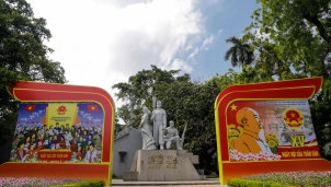 Hà Nội – Phố phường rực rỡ cờ hoa, khẩu hiệu, biểu ngữ trước "Ngày hội non sông" 23/5 Hà Nội – Phố phường rực rỡ cờ hoa, khẩu hiệu, biểu ngữ trước "Ngày hội non sông" 23/5