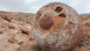 Quả cầu đá bí ẩn xuất hiện ở Tân Cương