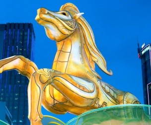 Linh vật ngựa cao 11m kết hợp truyền thuyết Thánh Gióng và công nghệ mapping