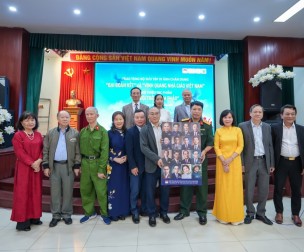 Trao di ảnh chân dung 'Đại đoàn kết' và 'Vinh quang Nhà giáo Việt Nam'