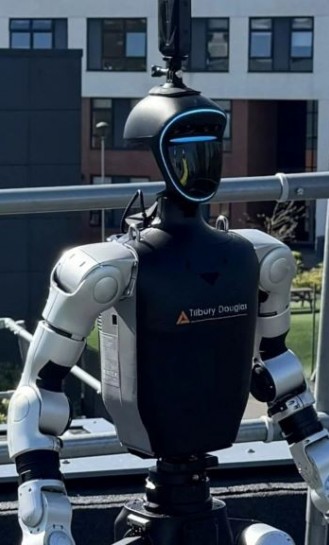 Robot hình người thu thập dữ liệu và quản trị tại công trường ở Anh