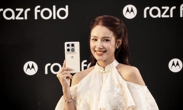 Cận cảnh Motorola Razr Fold, smartphone gập ngang giá gần 50 triệu đồng