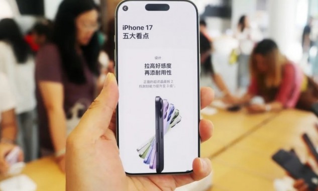 iPhone 17 'cam vũ trụ' gây sốt: Cổ phiếu Apple lên đỉnh lịch sử, bất chấp tranh cãi