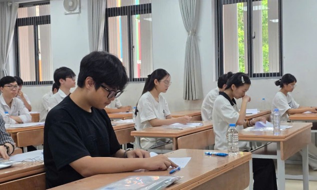 Ngày đầu Kỳ thi tốt nghiệp THPT 2025: Trò vững vàng, cha mẹ hồi hộp