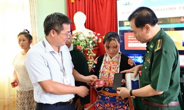 “Thầy giáo quân hàm xanh” mở lối chuyển đổi số nơi biên cương Lai Châu “Thầy giáo quân hàm xanh” mở lối chuyển đổi số nơi biên cương Lai Châu