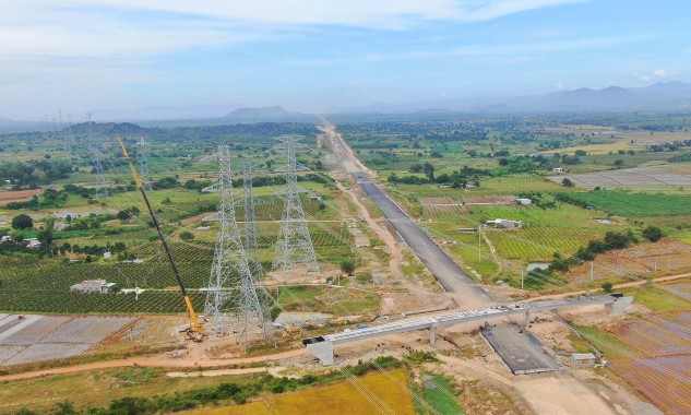 Nỗ lực di dời điểm giao chéo lưới điện 500kV phục vụ thi công cao tốc Bắc-Nam Nỗ lực di dời điểm giao chéo lưới điện 500kV phục vụ thi công cao tốc Bắc-Nam