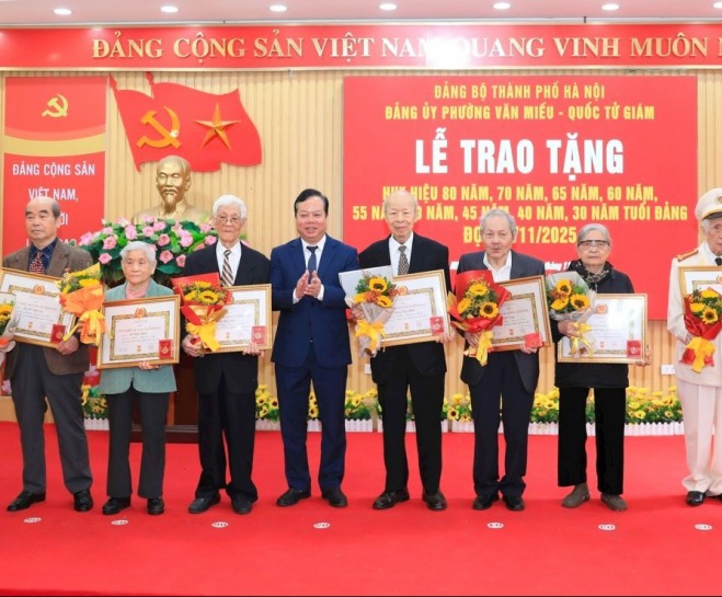 Phường Văn Miếu – Quốc Tử Giám trao Huy hiệu Đảng cho 86 đảng viên tiêu biểu