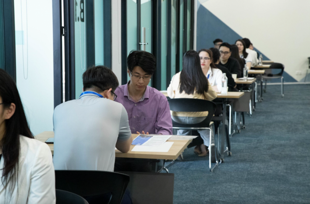 Doanh nghiệp 'săn đón' nhân tài từ khi chưa tốt nghiệp
