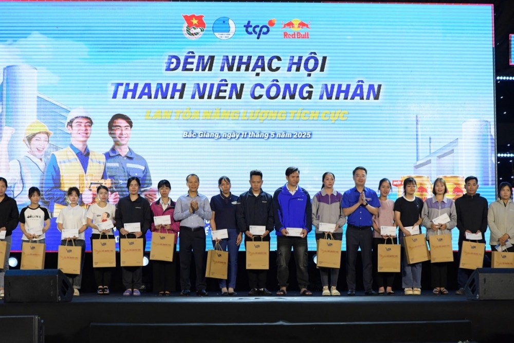 Ca sĩ Đông Hùng và các nghệ sĩ trẻ tiếp lửa thanh niên công nhân