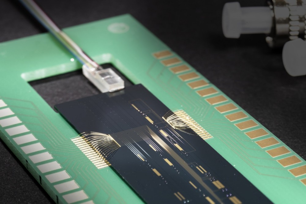 Nhóm nghiên cứu tại Fraunhofer IOF đã phát triển cả công nghệ kết nối quang và điện cho các mạch LNOI