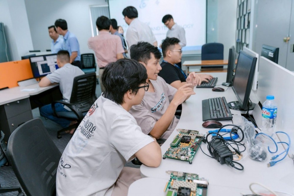 Sinh viên ngành kỹ thuật thực hành thiết kế mạch điện tử tại phòng lab của trường đại học công nghệ.
