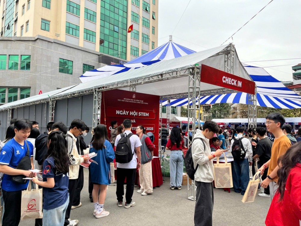 Các bạn học sinh cùng cha mẹ tham gia ngày hổi tuyển sinh tại Học viện. Ảnh: Fanpage Học viện
