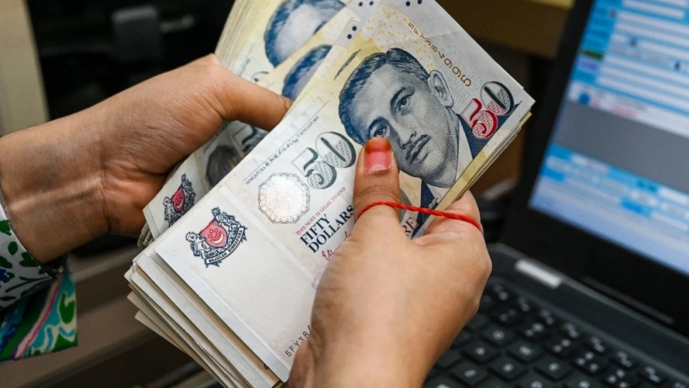 Các chuyên gia cho biết đồng đô la Singapore có mức biến động thấp, đất nước này đã thể hiện sự thận trọng về tài chính và nền kinh tế vẫn vững chắc.