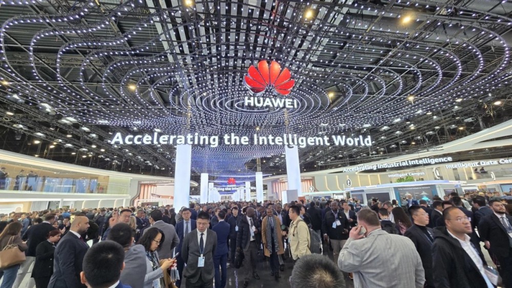 Huawei: Từ gã khổng lồ viễn thông bị Mỹ trừng phạt đến ngọn cờ đầu AI của Trung Quốc