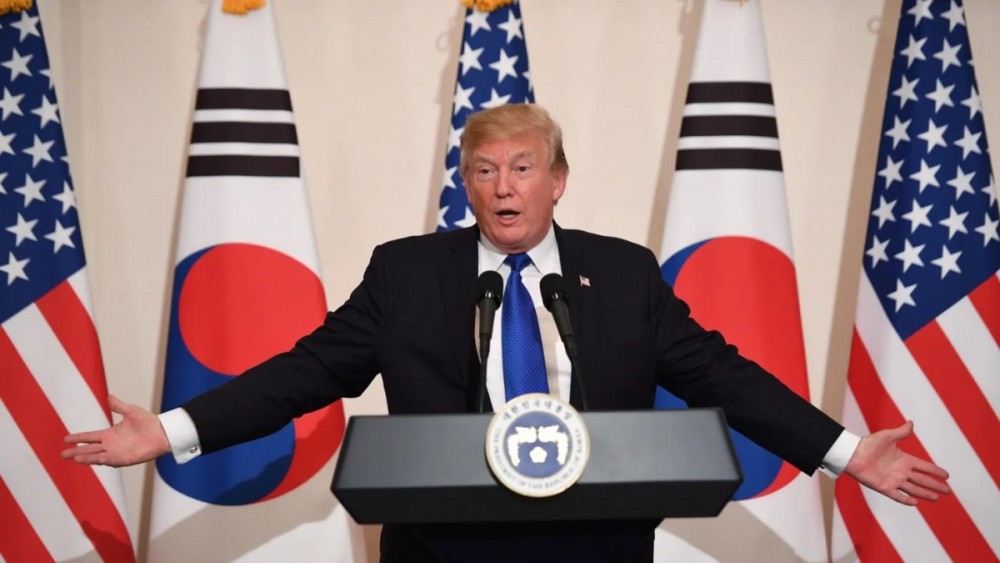 Tổng thống Hoa Kỳ Donald Trump ra hiệu trong một cuộc họp báo chung ở Hàn Quốc.