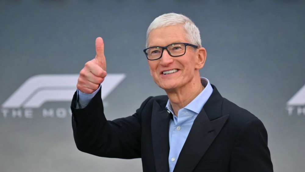 Doanh số bán iPhone tăng 13% so với cùng kỳ năm trước và tổng doanh thu tăng 10% — mức tăng trưởng doanh thu theo quý lớn nhất của Apple kể từ tháng 12 năm 2021.