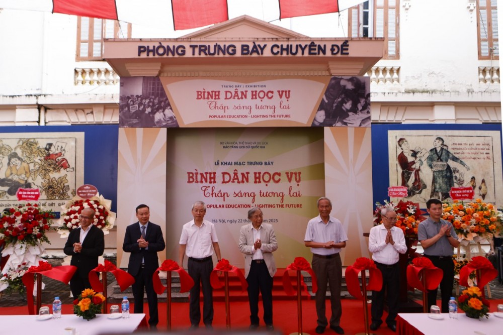 Khai mạc trưng bày chuyên đề “Bình dân học vụ - Thắp sáng tương lai”