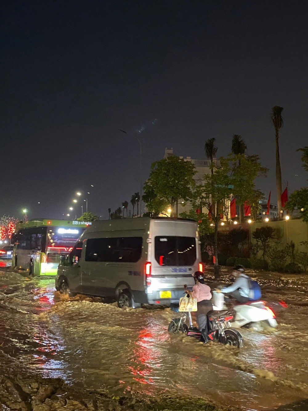 Ngập lối vào Vinsmart city: 4 ngày nay tôi chưa về nhà Ngập lối vào Vinsmart city: 4 ngày nay tôi chưa về nhà