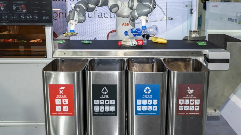 Cổ phiếu SoftBank Group tăng vọt hơn 13% sau khi đồng ý mua lại bộ phận robot của ABB.