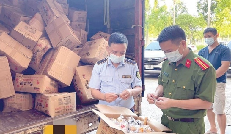Lực lượng chức năng kiểm tra hàng giả, hàng kém chất lượng.