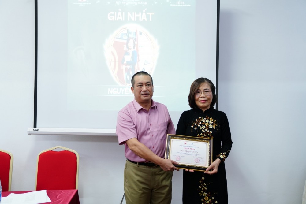 Trao giải cuộc thi viết 'Lan tỏa tri thức, bước tới Con đường tương lai'