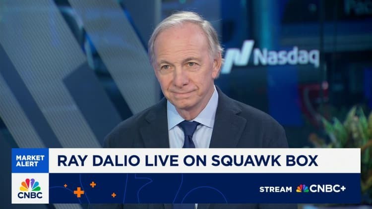 Ray Dalio: Thị trường đang ở trong vùng bong bóng nhưng không có nghĩa nên bán ngay